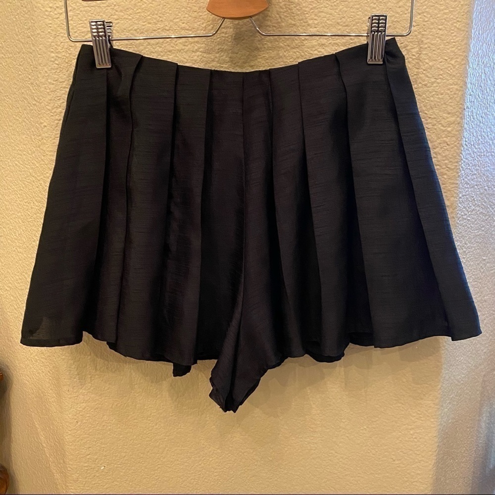 L’ATISTE Women Black Pleated Shorts Size Small